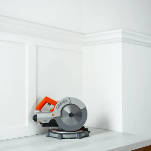 Jak dociąć listwy sufitowe w rogach